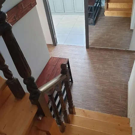 Деревянный коттедж на краю світу *