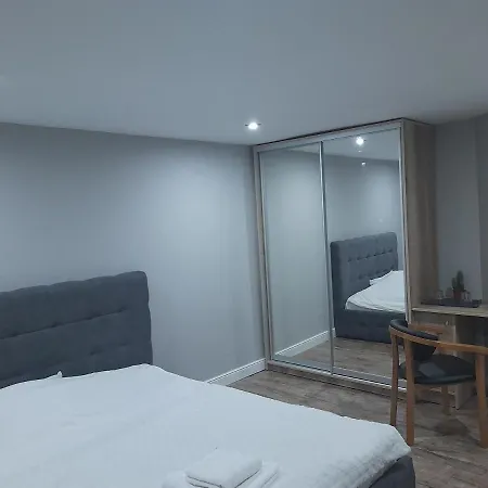 Деревянный коттедж на краю світу