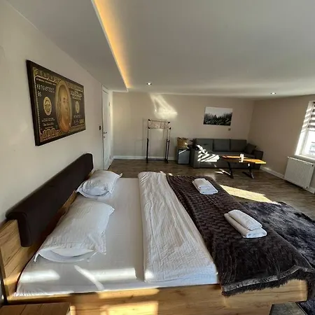 Деревянный коттедж на краю світу *