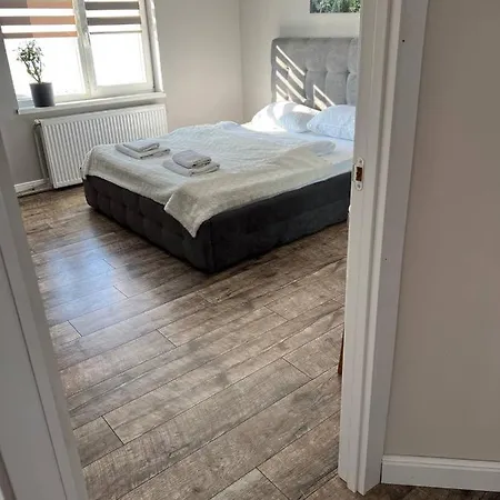 Деревянный коттедж на краю світу